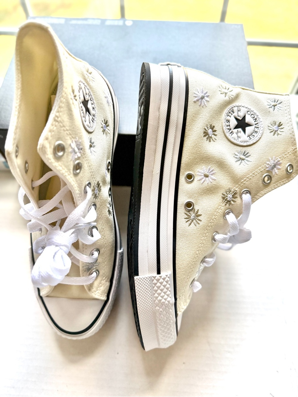 Converse High Top Sneakers in Cream and White with Floral Embroidery NWOB Size 6 - Picture 4 of 14